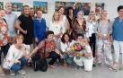 La artista navarra Isabel Belzunce, junto a familiares y amigos en la inauguración de la exposición