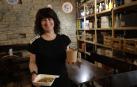 Natalia Ecay, dueña del restaurante La Antigua Farmacia, sujeta dos envases con comida para llevar