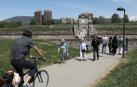 Peatones y ciclistas en uno de los portales de la Ciudadela