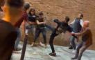 Varios jóvenes, durante la pelea en el exterior de la discoteca