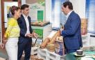 De izquierda a derecha, María Chivite (presidenta del Gobierno de Navarra), Iñaki Urdaci (director de Marketing y Nuevos Productos) y Pedro Mendarozketa (director general de Smurfit Kappa Sangüesa)
