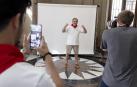 Decenas de personas se fotografían en Pamplona para formar parte del decorado sanferminero