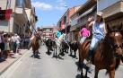 Instante del recorrido de los caballistas y reses por las calles de Milagro.