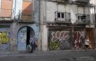 Vista de las pintadas en portales, bajeras y peñas en la calle Jarauta.