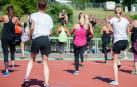 Un grupo de mujeres haciendo deporte al aire libre