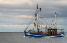 Imagen de archivo de un barco en el mar
