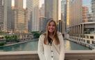 Julia Huerta, posando en el Downtown de Chicago junto al río que da nombre a la ciudad y que atraviesa el centro de la urbe.