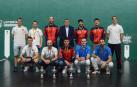 Los campeones y subcampeones en el podio final este sábado por la mañana en el frontón Labrit