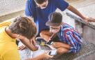 Varios adolescentes consultan el móvil
