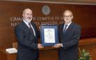 El director de AENOR entrega el certificado del Esquema Nacional de Seguridad al presidente de Comptos, Ignacio Cabeza