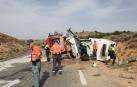 Agentes de Policía Foral y Bomberos trabajan en el lugar del suceso con el camión a la derecha de la imagen