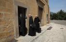 Los monjes entran en el monasterio de Leyre