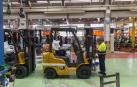 Interior de la fábrica de carretillas elevadoras Mitsubishi Logisnext, en Noáin