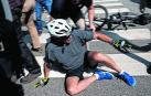 Biden se cae de la bici al pasear junto a la playa