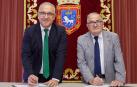 El alcalde de Pamplona, Enrique Maya, y el presidente del Club Atlético Osasuna, Luis Sabalza, en la firma del convenio de patrocinio