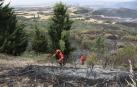 Fotos de los incendios en Navarra este lunes. Los bomberos trabajan en la extinción del incendio de la sierra del Perdón.