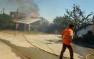 Una casa arde en la localidad de Arguiñáriz durante la tarde del domingo