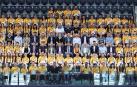 Un nutrido grupo de los 151 deportistas becados junto a personalidades como Miguel Induráin, presidente de honor de la FMIF, o Juan Carlos Unzué