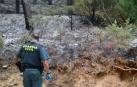 Un agente de la Guardia Civil, en el lugar donde se inició el incendio de Sigüés (Zaragoza)