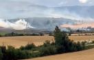 Un incendio se ha declarado este miércoles a mediodía junto a las vías del tren en la localidad de Erice de Iza, en la Comarca de Pamplona.