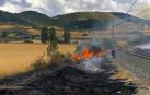 Un incendio se ha declarado este miércoles a mediodía junto a las vías del tren en la localidad de Erice de Iza. Hasta el lugar se han desplazado dotaciones de bomberos y vecinos, así como un hidroavión y dos helicópteros del Gobierno de Navarra, para sofocar las llamas y evitar que el fuego se extienda por los campos de cereal próximos.