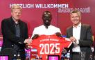 El directivo del Bayern, Oliver Kahn (izda.) junto a Sadio Mané (centro) y al presidente del club bávaro, Herbert Hainer, en la presentación del delantero