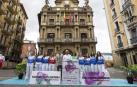 Las pelotaris del Torneo de San Fermín y las autoridades, ayer por la tarde en Pamplona