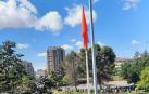La gran bandera de Navarra de 8x12 metros ha sido izada este jueves 23 de junio en la plaza de los Fueros de Pamplona a una altura de 30 metros en presencia de las autoridades y numeroso público y mientras La Pamplonesa tocaba el himno oficial.