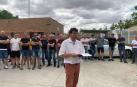 El presidente de Teletaxi, Kiko Asín, lee el comunicado arropado por un grupo de taxistas