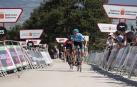 Ciclistas llegando a meta en una de las etapas de la Vuelta a Navarra