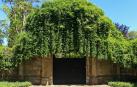 El arco de la puerta ahora está tapado con vegetación aunque sí se aprecian las columnas