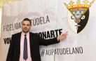 Ramón Lázaro señala el escudo del CD Tudelano durante la presentación ayer de las líneas maestras de su proyecto para el club