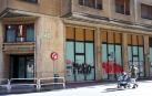 Imagen del local que acogió la antigua Caja Navarra en la calle Paulino Caballero, hoy sin actividad