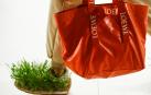 Un detalle de una de las deportivas "sembradas" con hierba de la colección primavera-verano 2023 de Loewe