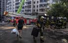 Zona del edificio residencial bombardeado este domingo en Kiev