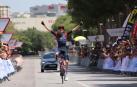 Carlos Rodríguez (Ineos) celebra su victoria en el campeonato de España de fondo