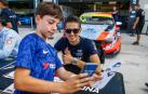 Mikel Azcona se saca una fotografía con un fan, en MotorLand Aragón