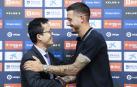 Joselu estrecha la mano del consejero delegado del Espanyol, Mao Ye, durante su presentación como jugador del Espanyol