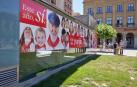 Carteles con las fotos sanferminereas de ciudadanos de Pamplona en la Plaza del castillo