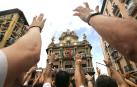 Brazos en alto para acompañar los primeros acordes de la fiesta el 6 de julio.