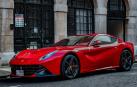 Un Ferrari, aparcado en la calle