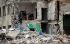 Empleados trabajan en recoger los escombros del taller que fue atacado hace dos días por un misil ruso, este jueves en Dnipro (Ucrania)