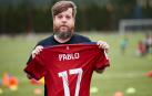 Pablo Domingo, noaindarra de 37 años, en Tajonar, con la camiseta que le regalaron como homenaje a sus 17 temporadas como técnico de los más jóvenes rojillos