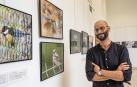 Xabier Elizalde junto a varias fotografías que se pueden contemplar estos días en la exposición de la casa de cultura Fray Diego de Estella