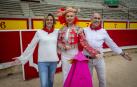 La modelo Aleksandra Naydenova, con el peinado presanferminero, flanqueada por Txemi Alonso y su mujer, Yolanda Calavia.