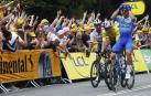 Dylan Groenewegen se lleva las manos a la cabeza tras imponerse en la tercera etapa del Tour
