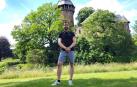 Andoni Sánchez-Valverde, junto al castillo de Linn, del siglo XIII y uno de los emblemas de Krefeld