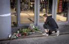 Flores depositadas a la entrada del centro comercial donde tuvo lugar el tiroteo