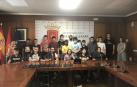 Parte del alumnado encargado del trabajo el día que acudió al ayuntamiento a entregar el dossier con la información recabada