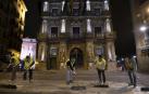 Fotos de los operarios aplicando el antideslizante del recorrido del encierro de San Fermín.